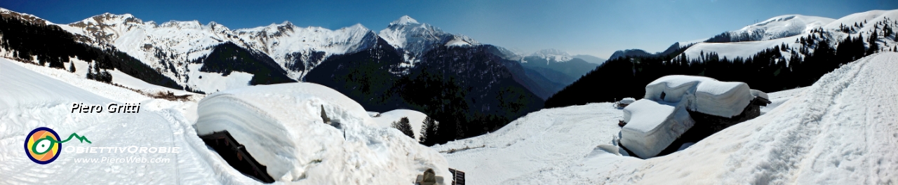 27 Panoramica sui tetti stracarichi di neve....jpg